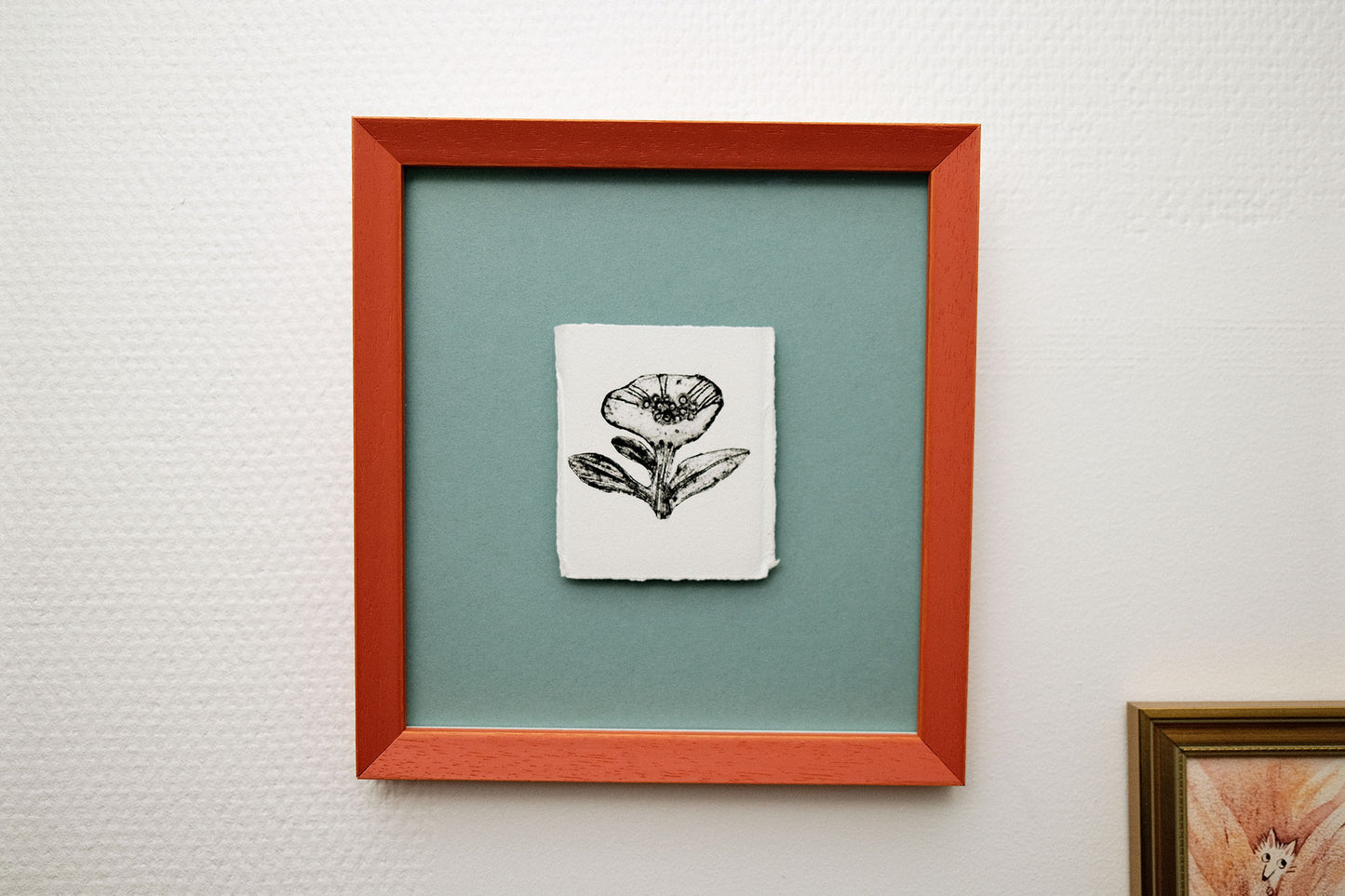 Svartvitt blomma i ram