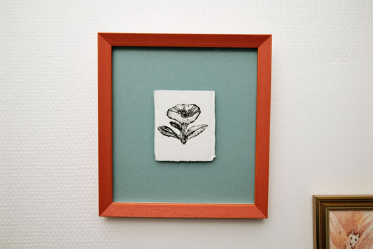 Svartvitt blomma i ram