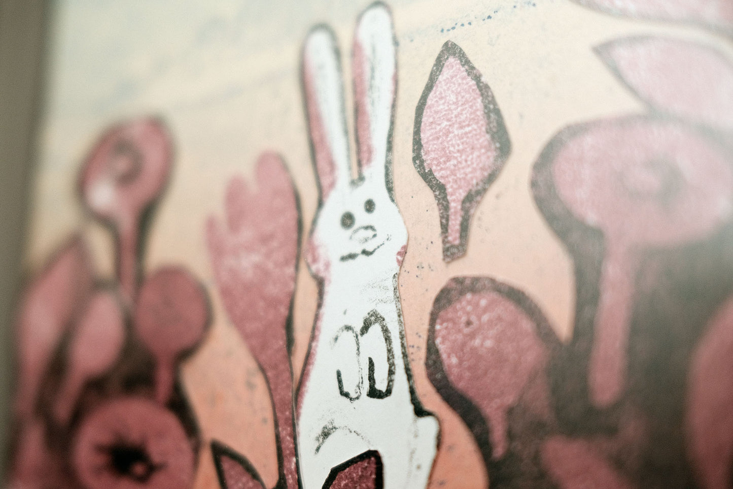 Kanin och röda blomor